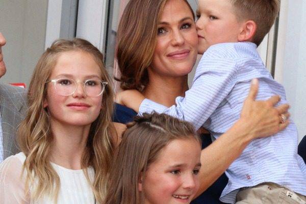  Jennifer Garner’s Son Writes Her A Check For “Being My Mama”